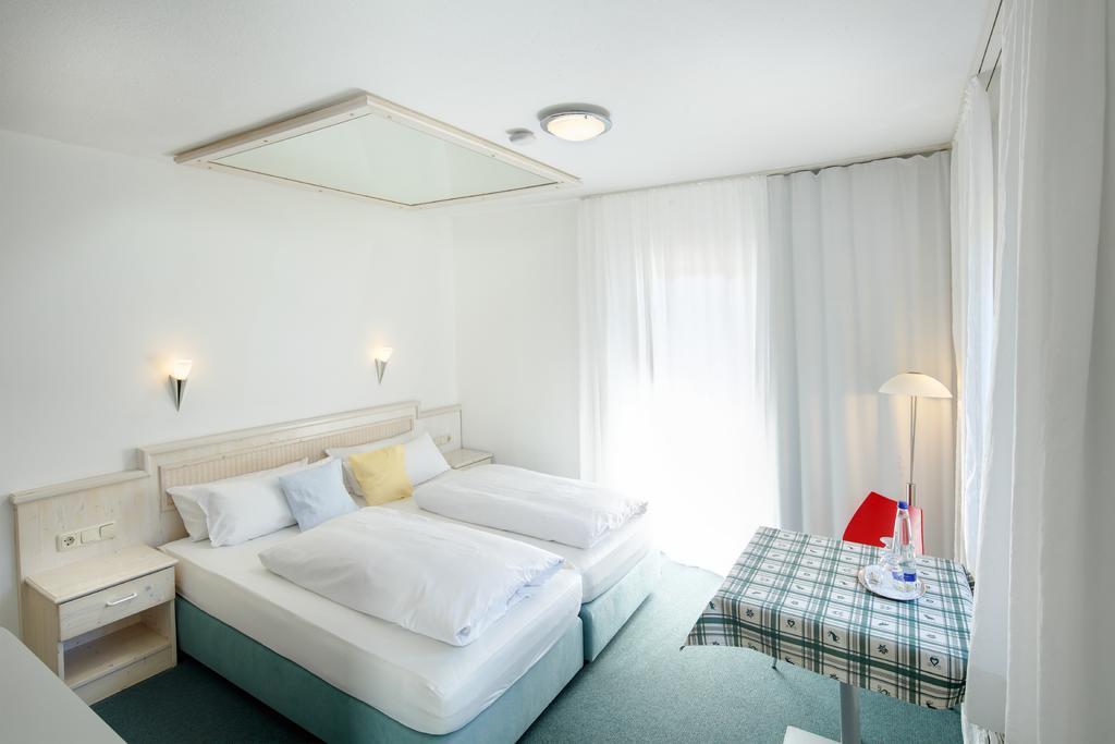 Hotel Kleiner Koenig Швангау Екстериор снимка